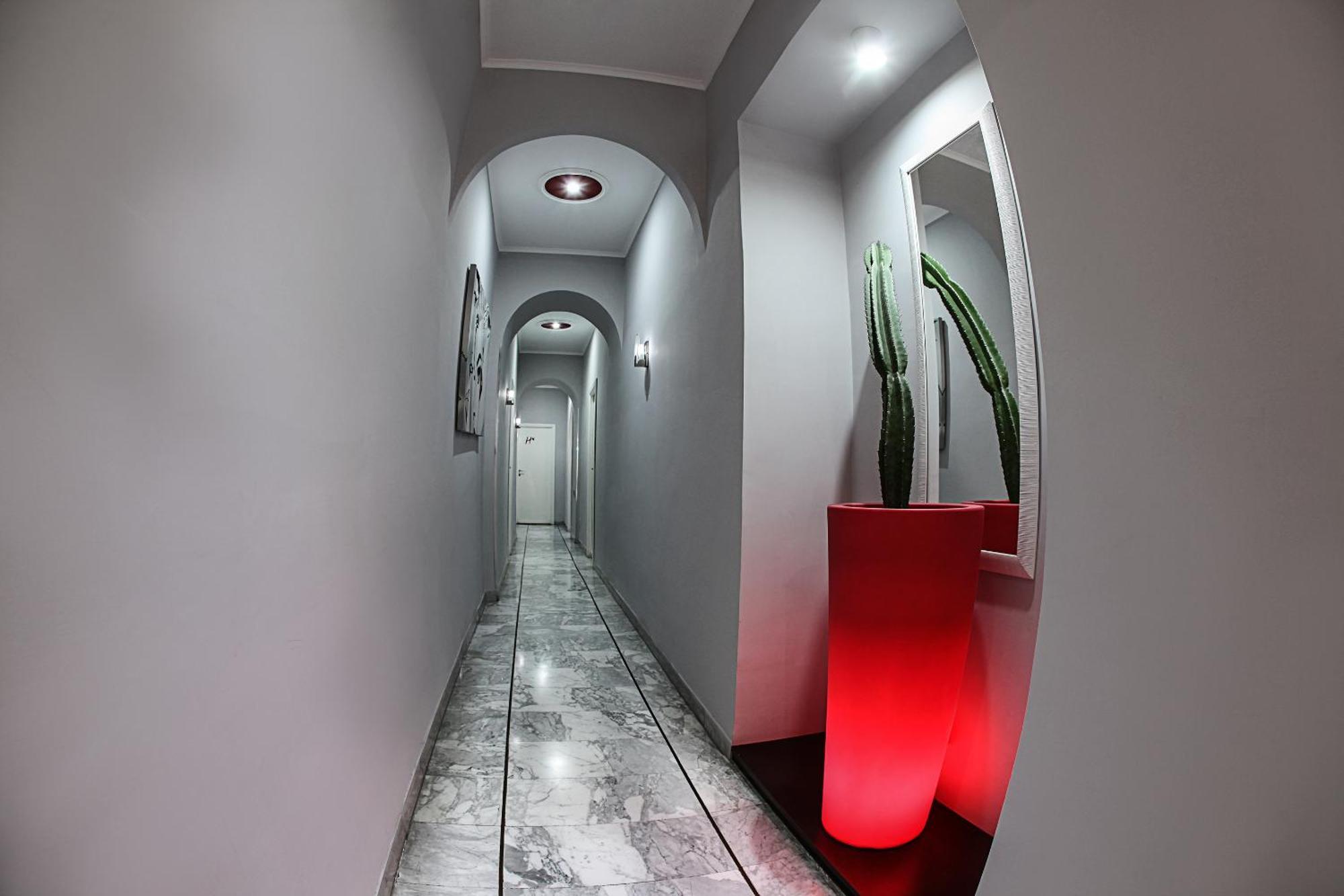 H Rooms Boutique Hotel เนเปิลส์ ภายนอก รูปภาพ
